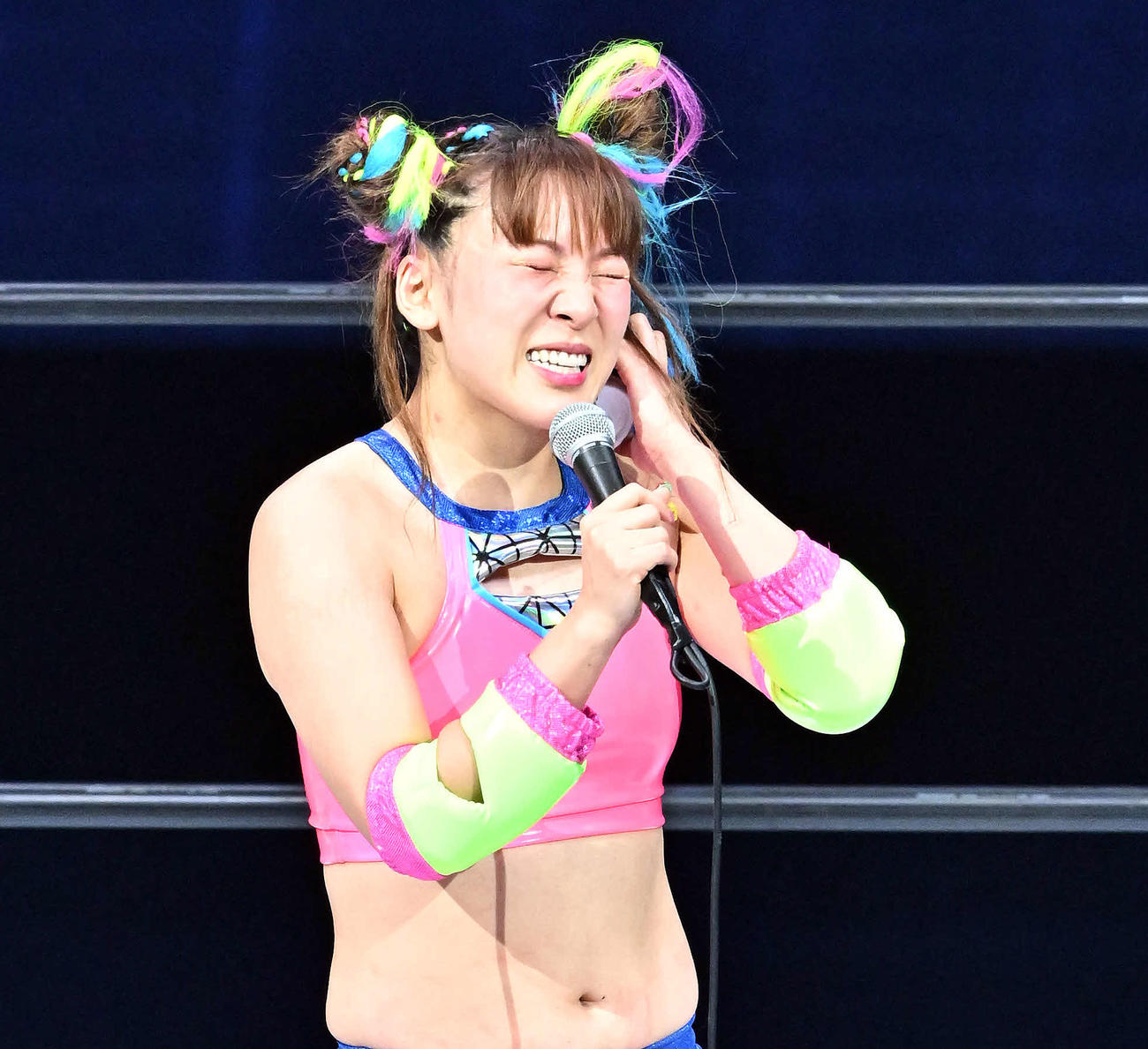 タッグマッチで敗れファンにあいさつするフワちゃん（撮影・滝沢徹郎）