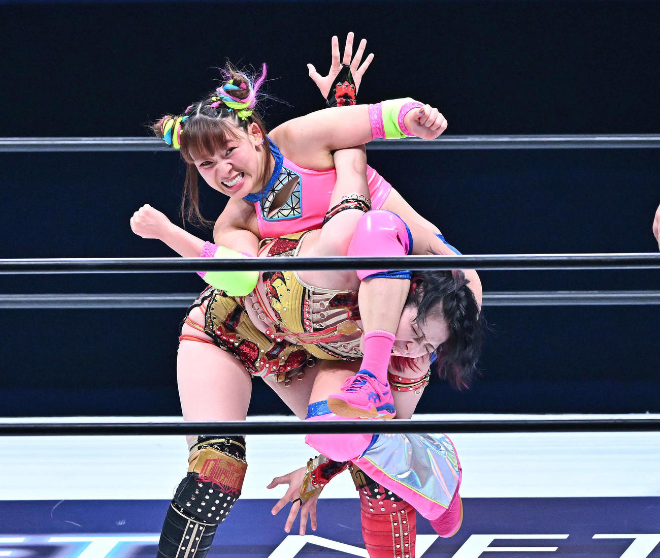 タッグマッチでフワちゃん（上）は林下詩美に卍（まんじ）固めを決める（撮影・滝沢徹郎）