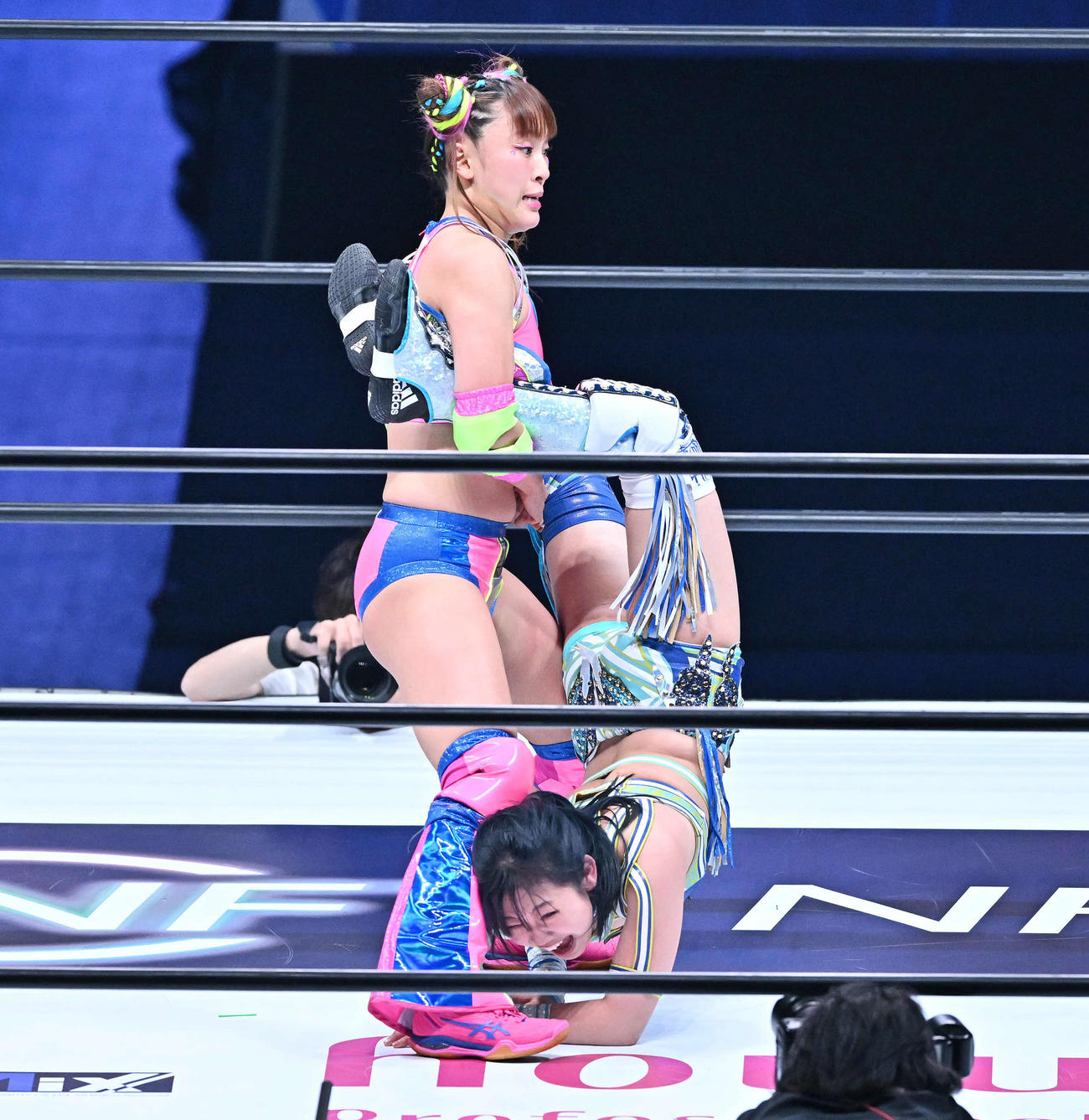 タッグマッチでフワちゃん（左）は天咲光由に逆エビ固めを決める（撮影・滝沢徹郎）