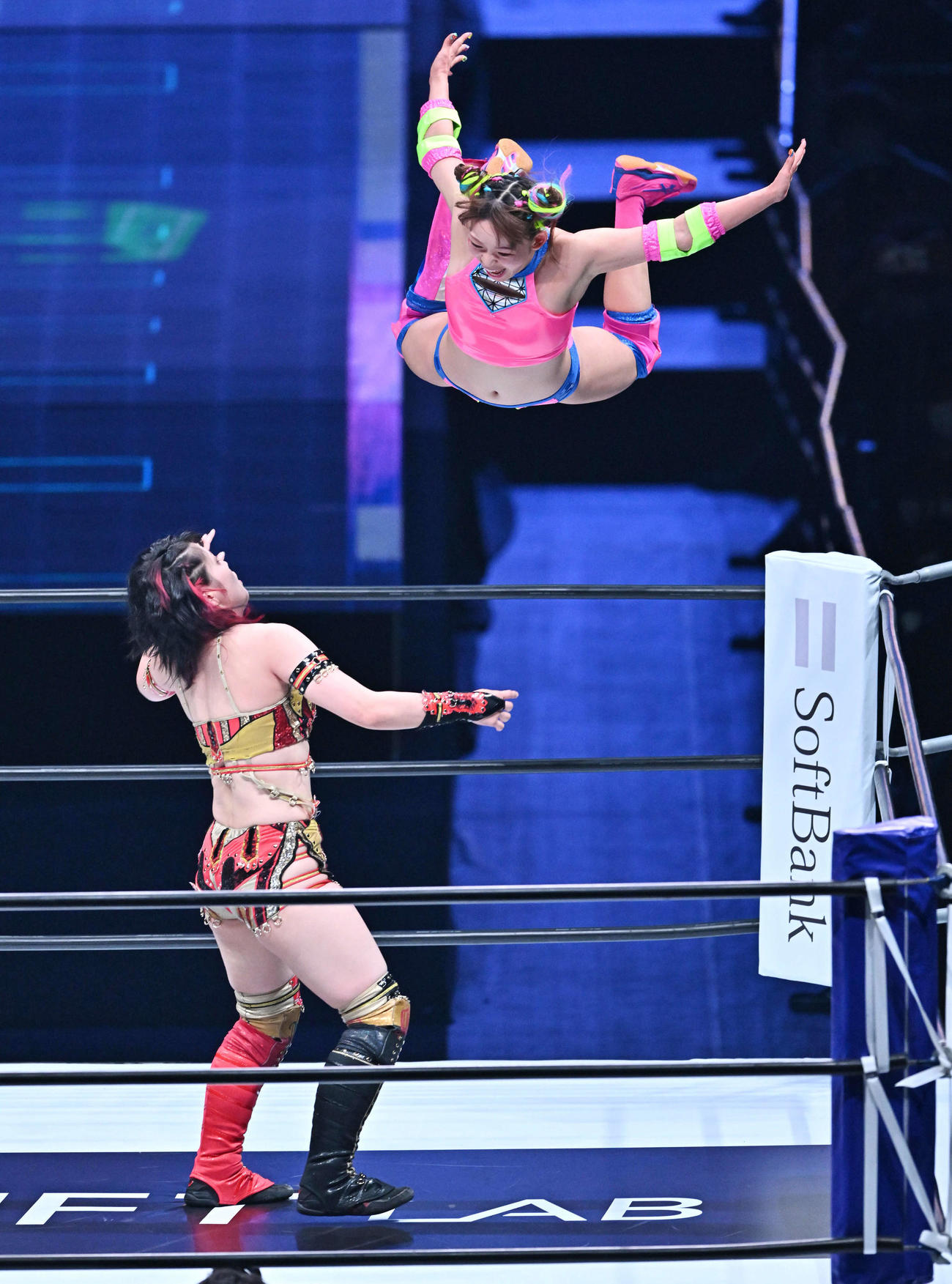 タッグマッチでフワちゃん（上）は林下詩美にフライングボディーアタックを見舞う（撮影・滝沢徹郎）