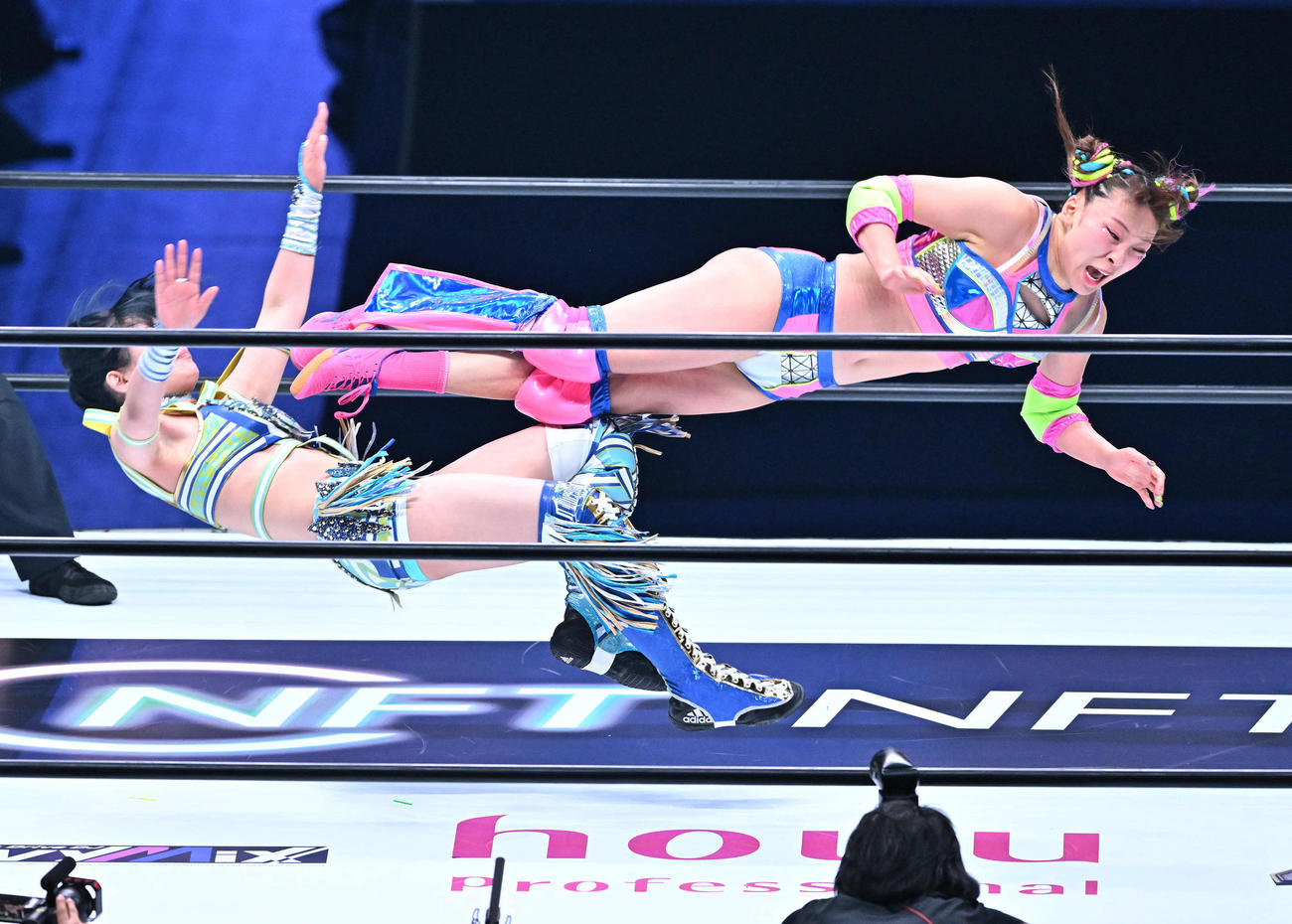 タッグマッチでフワちゃん（右）は天咲光由にドロップキックを見舞う（撮影・滝沢徹郎）