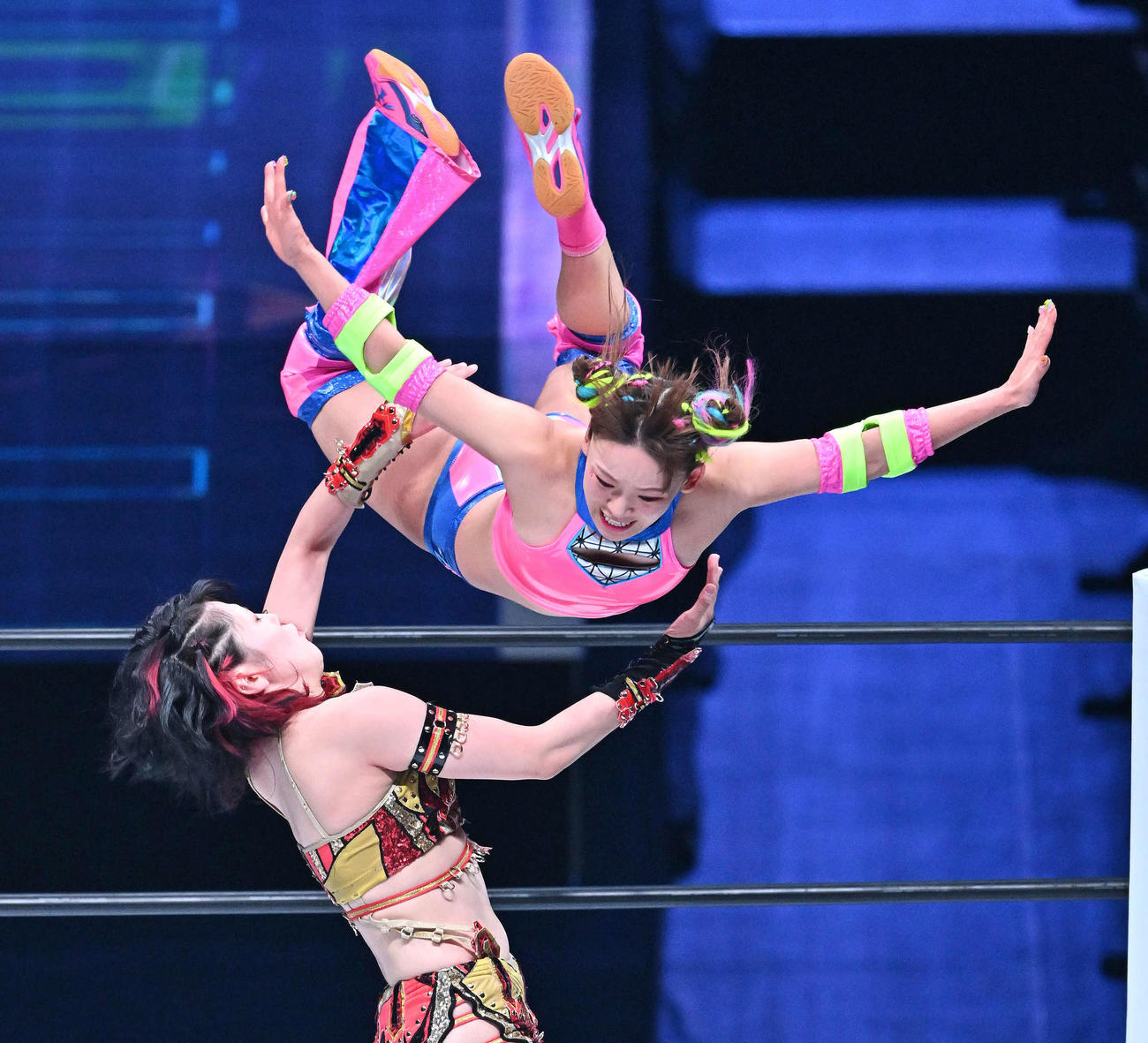 タッグマッチでフワちゃん（上）は林下詩美にフライングボディーアタックを見舞う（撮影・滝沢徹郎）