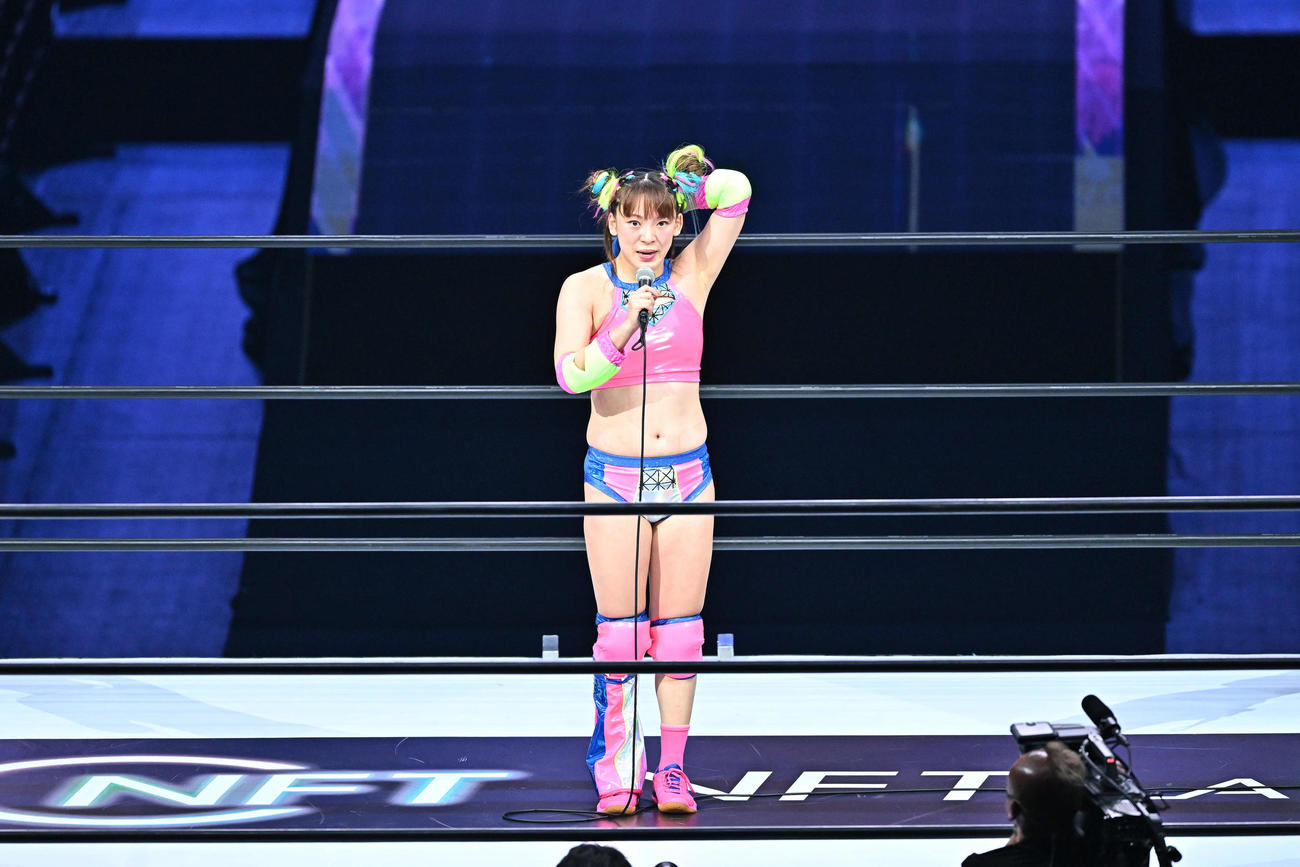 タッグマッチで敗れファンにあいさつするフワちゃん（撮影・滝沢徹郎）