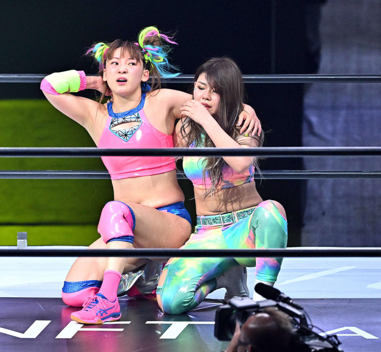 タッグマッチで敗れたフワちゃん（左）と葉月（撮影・滝沢徹郎）