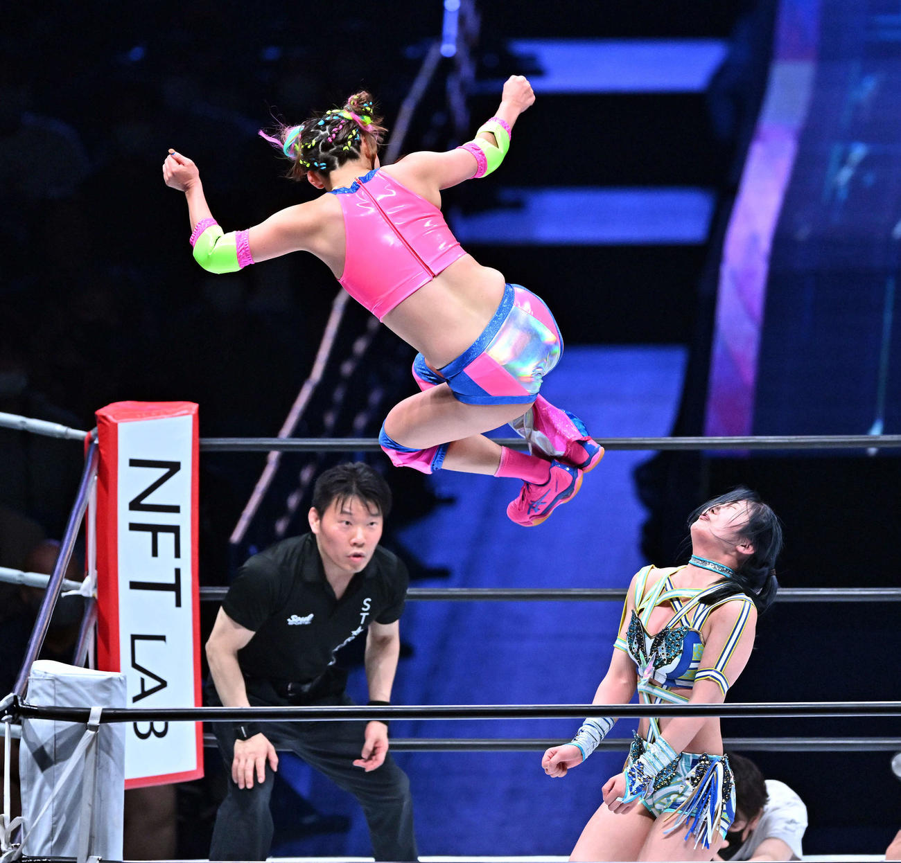 タッグマッチでフワちゃん（左）は天咲光由にコーナーポストからのドロップキックを見舞う（撮影・滝沢徹郎）