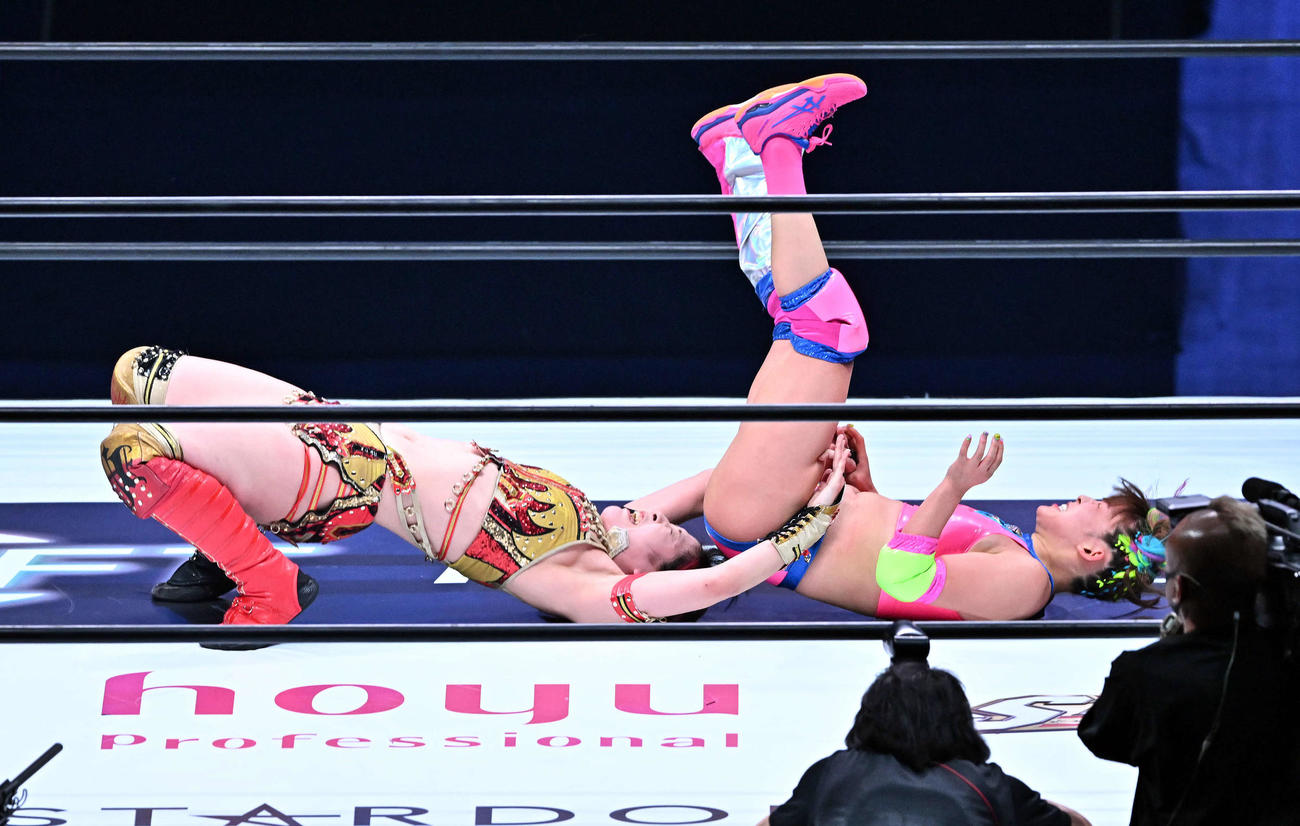 タッグマッチでフワちゃん（右）は林下詩美に敗れる（撮影・滝沢徹郎）