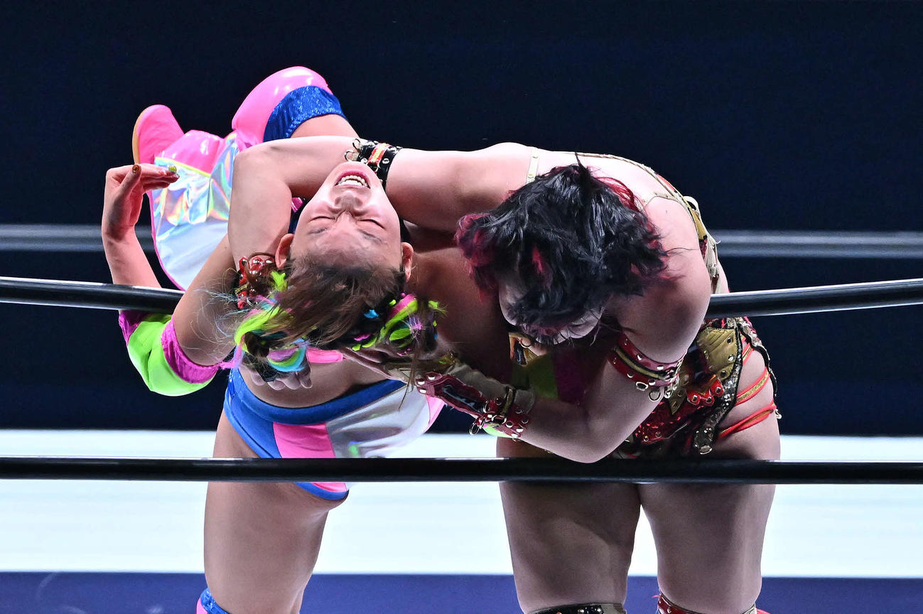 タッグマッチでフワちゃん（左）は林下詩美のラリアットを食らう（撮影・滝沢徹郎）