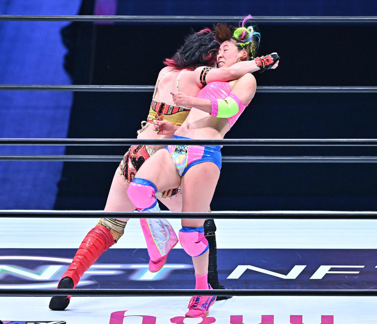 タッグマッチでフワちゃん（右）は林下詩美のラリアットを食らう（撮影・滝沢徹郎）