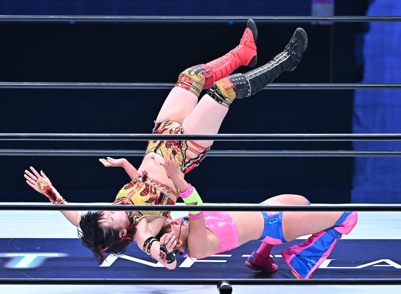 タッグマッチでフワちゃん（下）は林下詩美を投げる（撮影・滝沢徹郎）