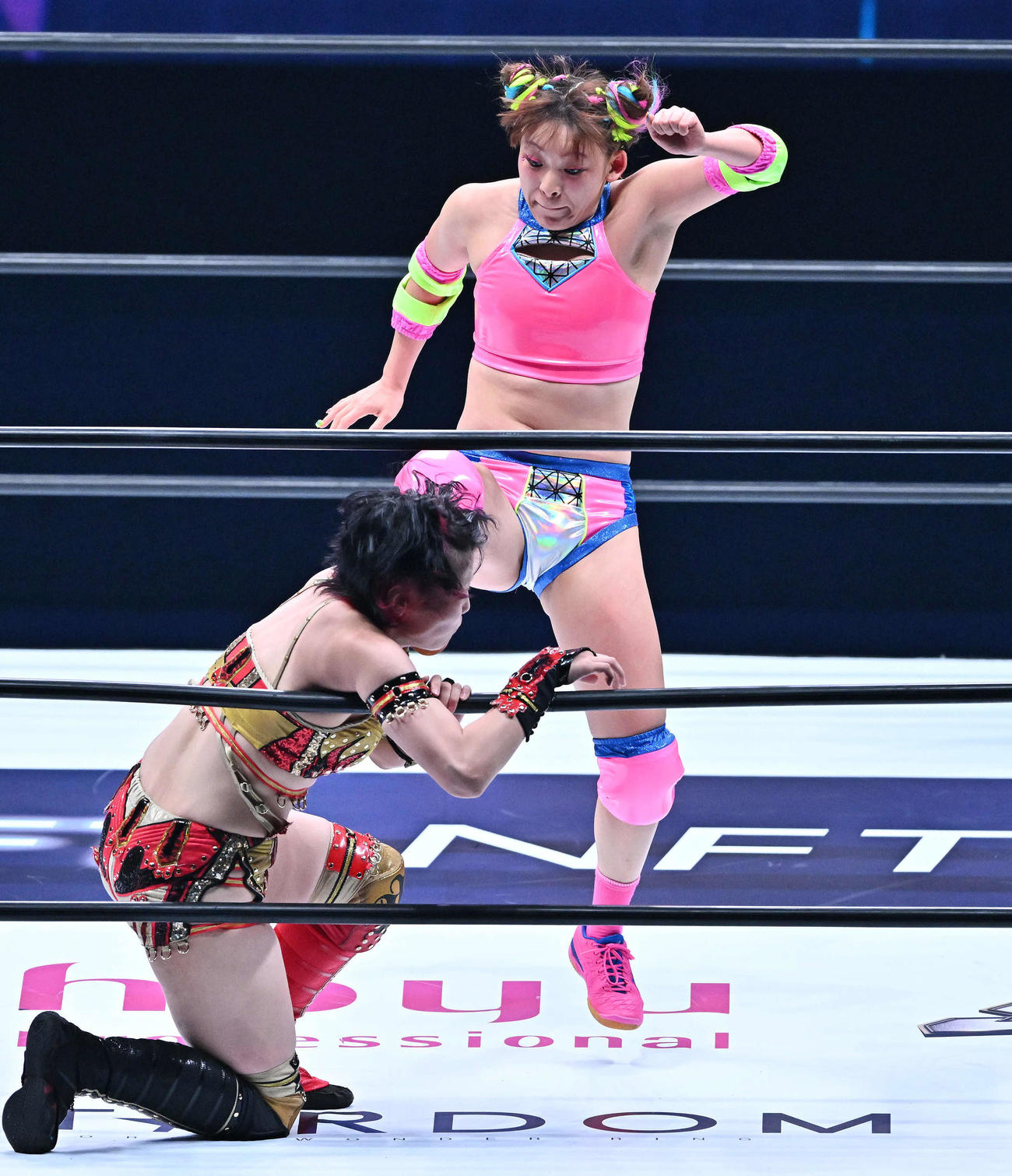 タッグマッチでフワちゃん（右）は林下詩美の顔面に蹴り入れる（撮影・滝沢徹郎）