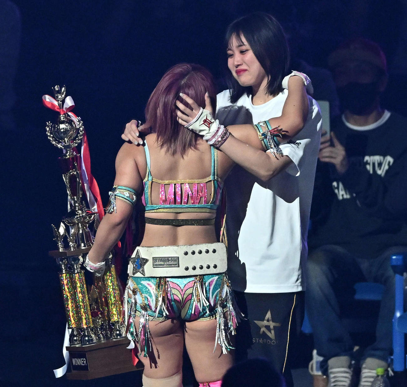 ワンダー・オブ・スターダムの新王者となった白川未奈（左）を祝福するひめか（撮影・滝沢徹郎）