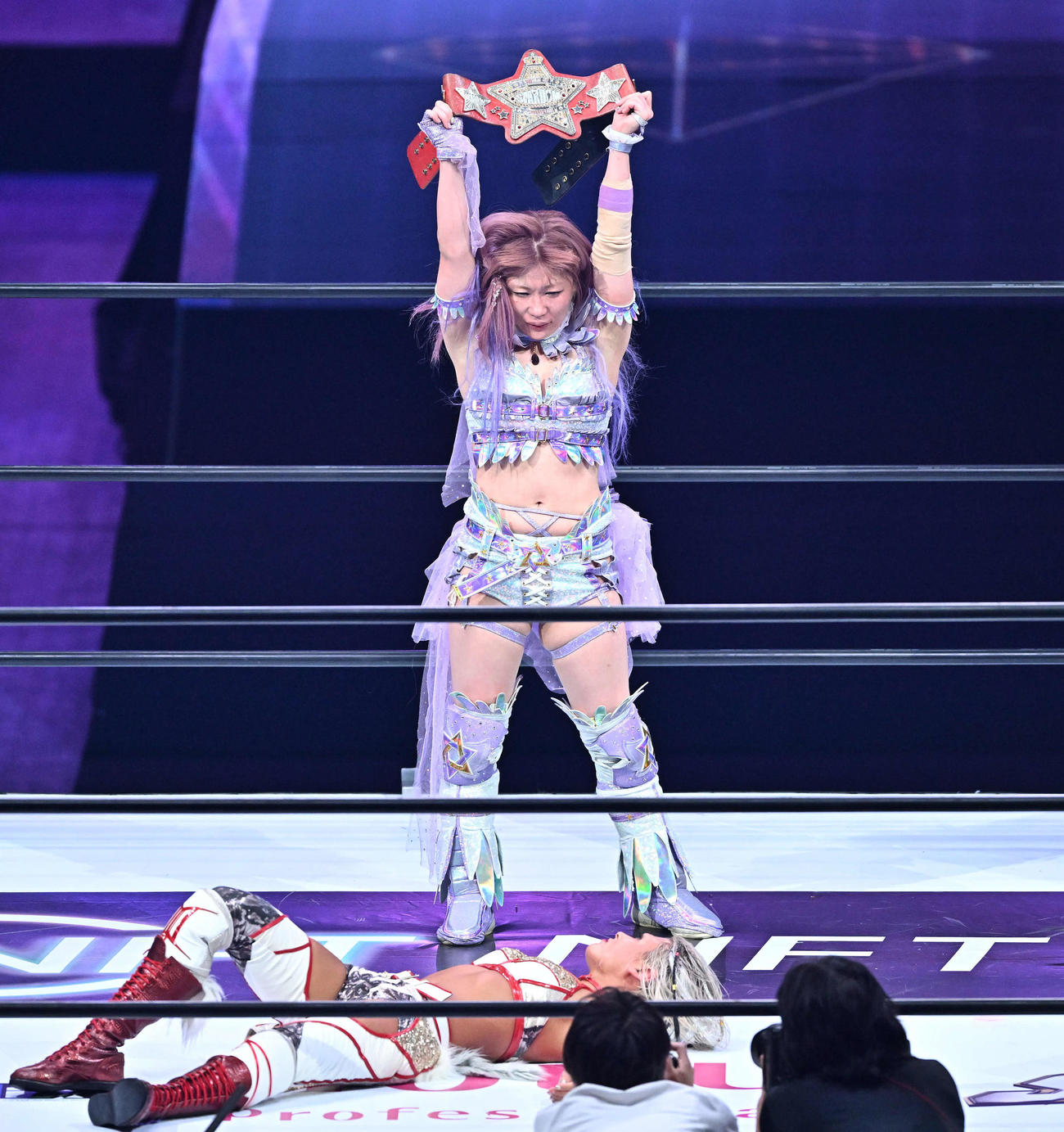 ワールド・オブ・スターダムの新王者となった中野たむ（上）はジュリアの前でベルトを掲げる（撮影・滝沢徹郎）