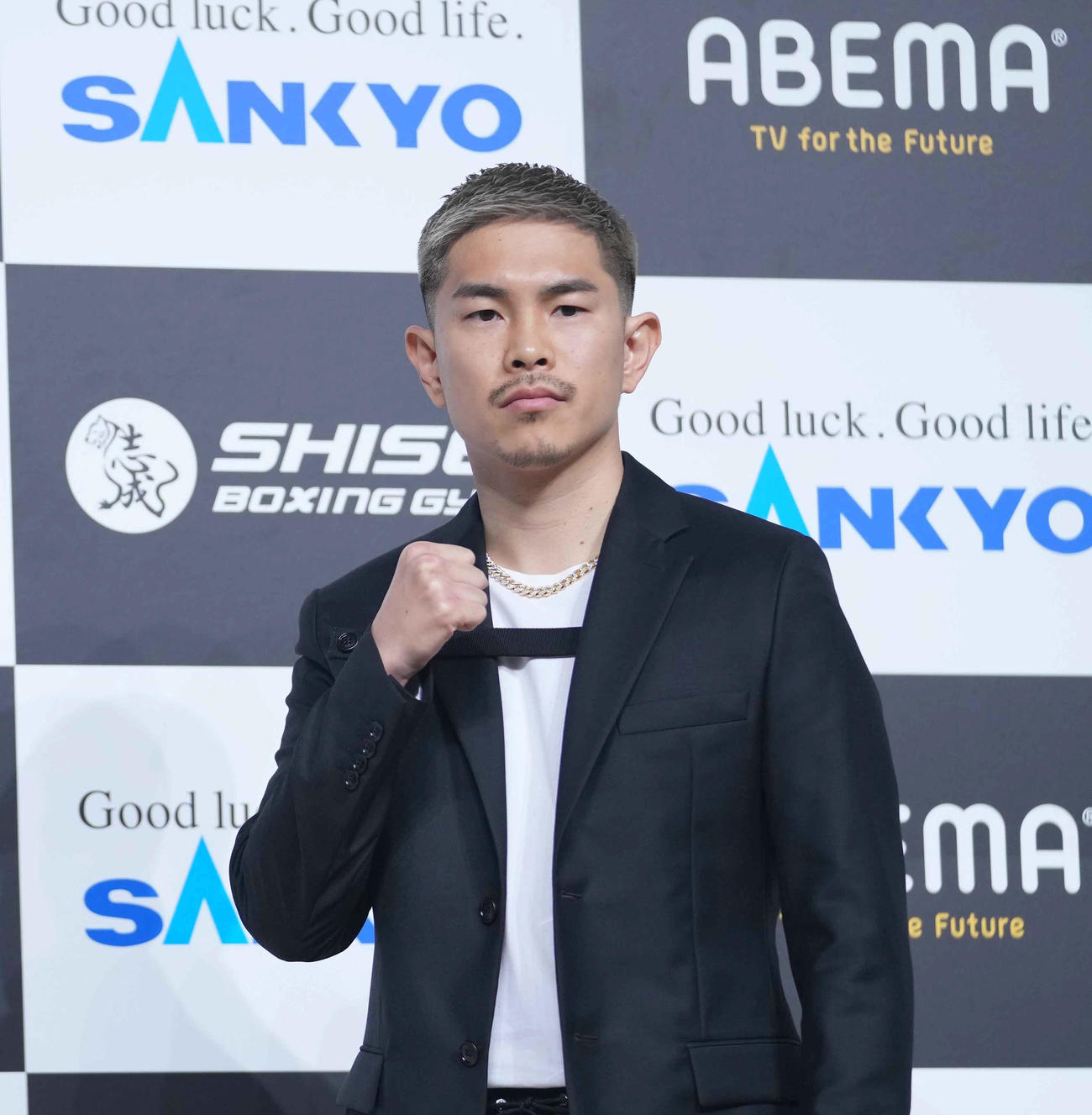 WBA世界スーパーフライ級タイトルマッチ緊急発表会見でファイティングポーズを決める井岡（撮影・小沢裕）