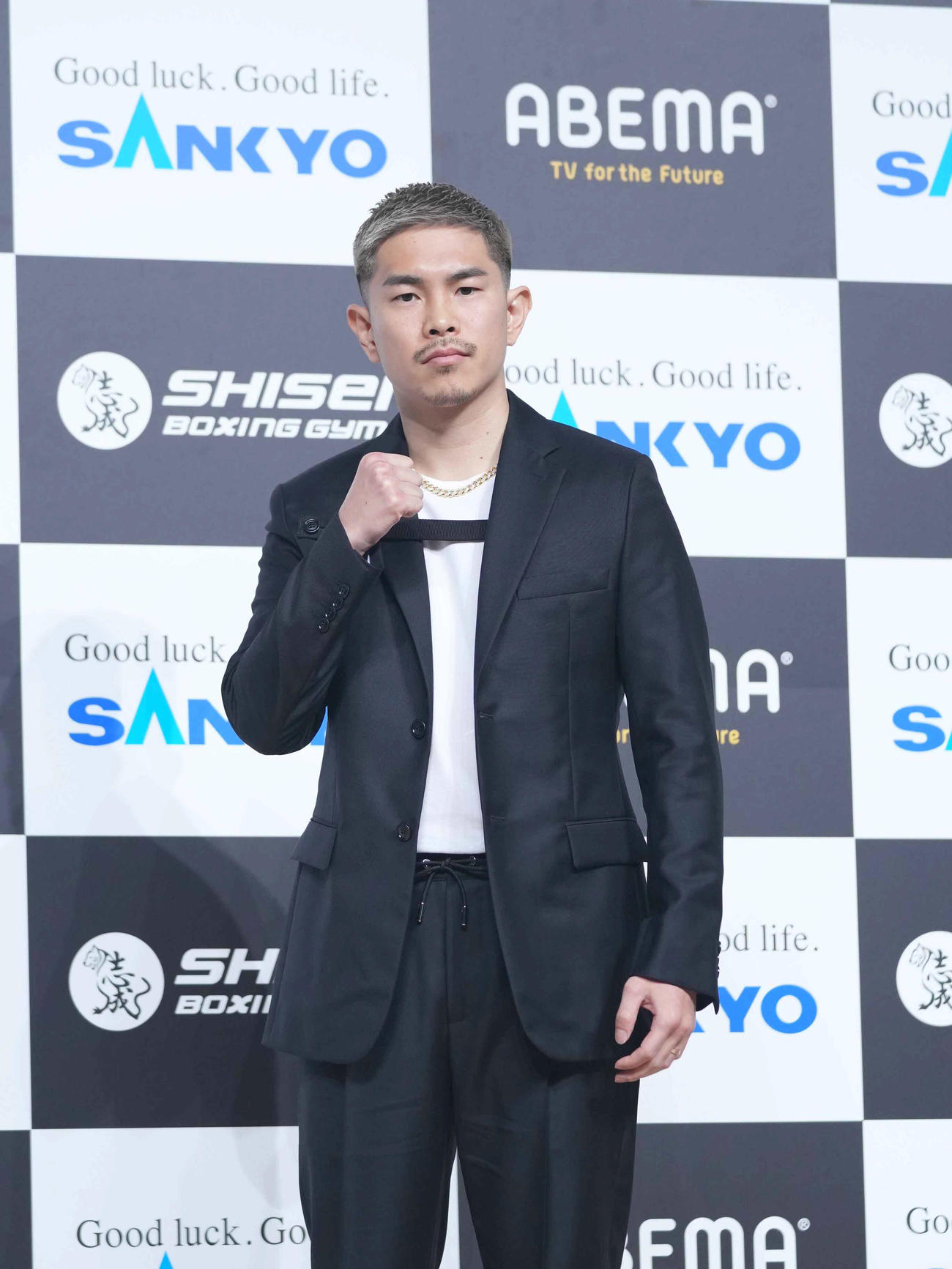 WBA世界スーパーフライ級タイトルマッチ緊急発表会見でファイティングポーズを決める井岡（撮影・小沢裕）