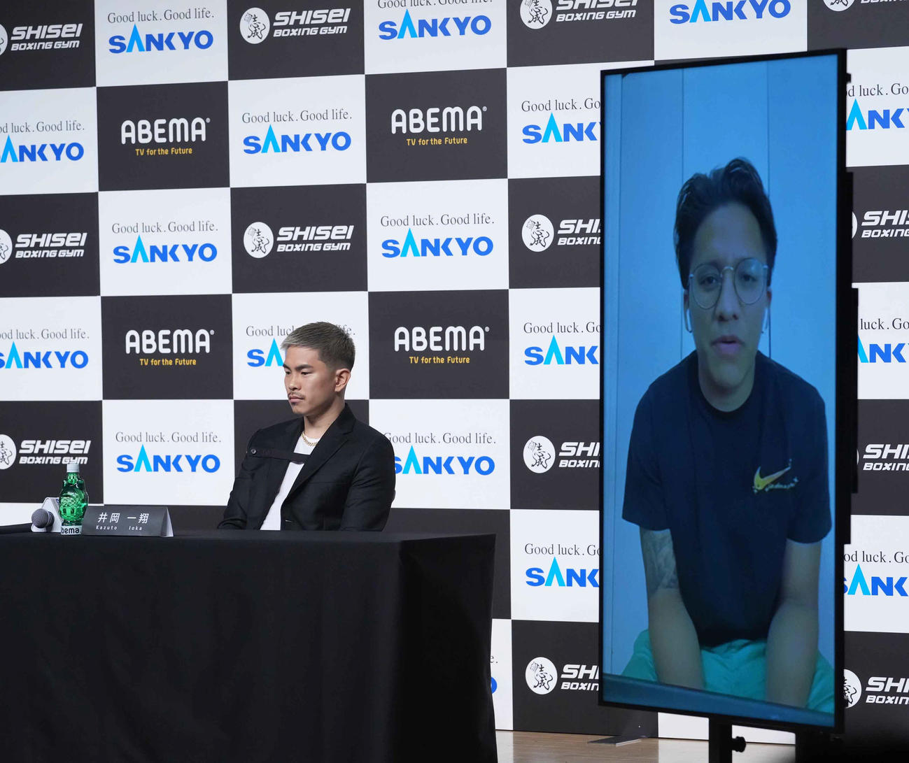 WBA世界スーパーフライ級タイトルマッチ緊急発表会見に臨む井岡。右はリモートで参加した対戦者のフランコ（撮影・小沢裕）