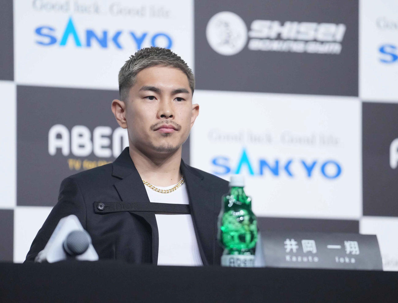 WBA世界スーパーフライ級タイトルマッチ緊急発表会見に臨む井岡（撮影・小沢裕）