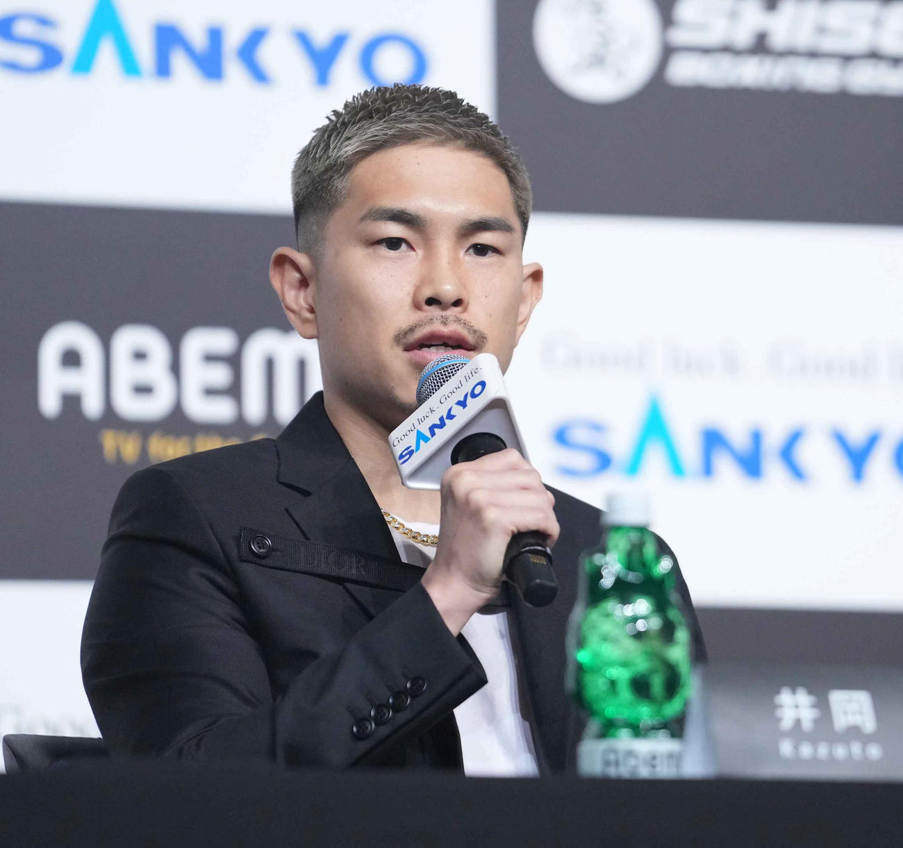 WBA世界スーパーフライ級タイトルマッチ緊急発表会見に臨む井岡（撮影・小沢裕）