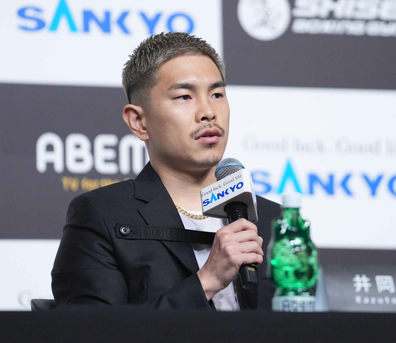 WBA世界スーパーフライ級タイトルマッチ緊急発表会見に臨む井岡（撮影・小沢裕）
