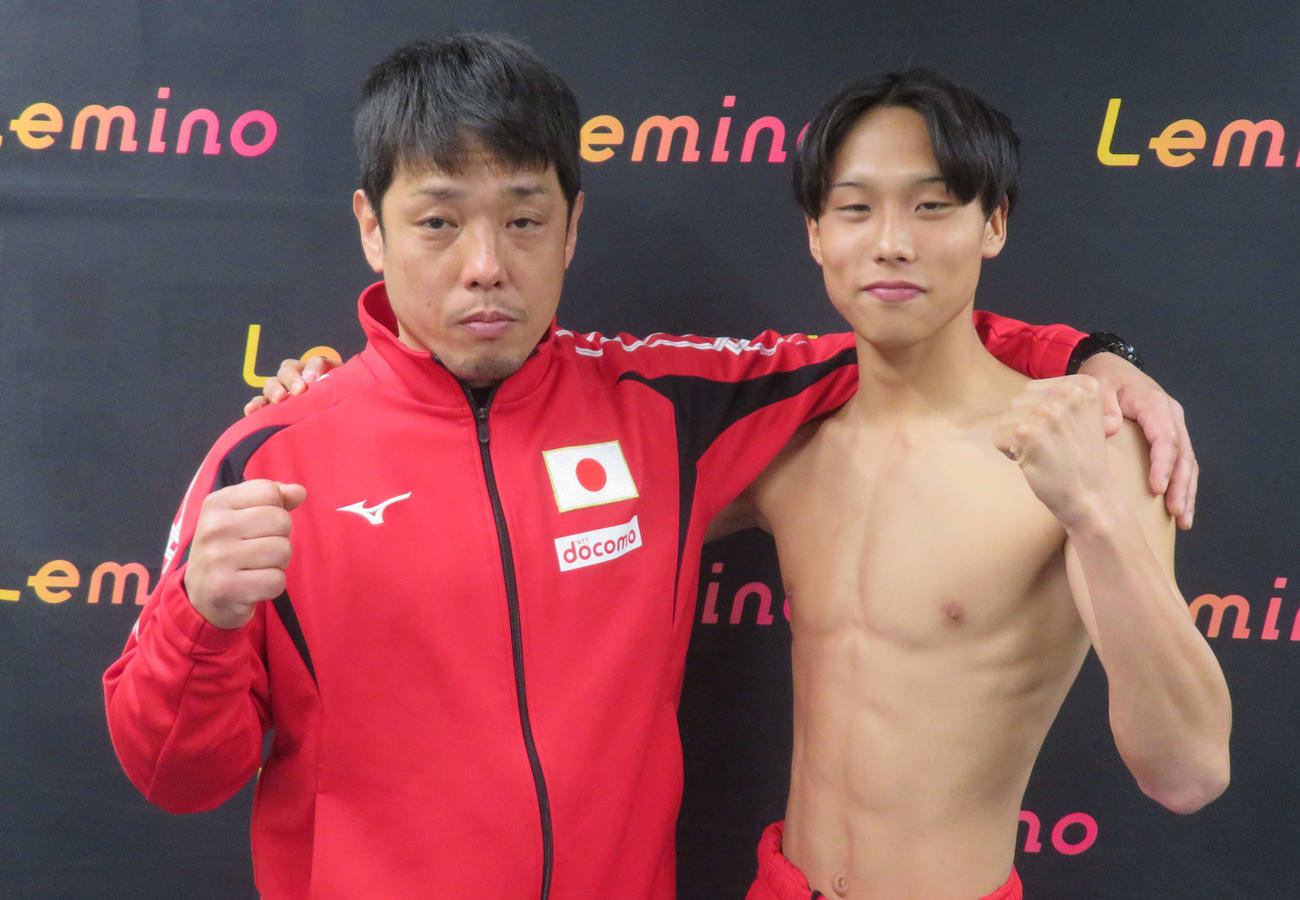 東日本新人王ミニマム級4回戦でプロデビューする大橋ジム北野良トレーナー（左）の長男武郎