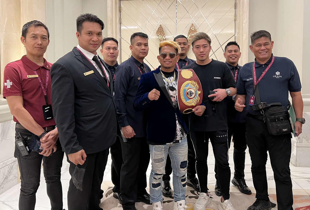 5月13日のTreasure Boxing興行第3弾のメイン出場が決まった元WBO世界バンタム級王者ジョンリール・カシメロ（中央）。カシメロの右が伊藤雅雪氏（TBプロモーション提供）