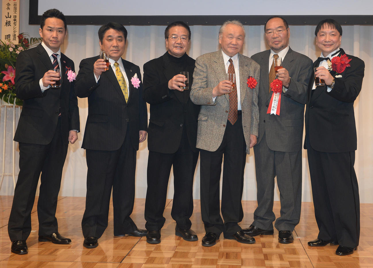 大橋秀行会長（右端）はジム開設20周年パーティーに出席したヨネクラジム時代の仲間たちと記念写真に納まる。左から川島郭志氏、中島成雄氏、柴田国明氏、米倉健司会長、ガッツ石松氏（2014年2月撮影）