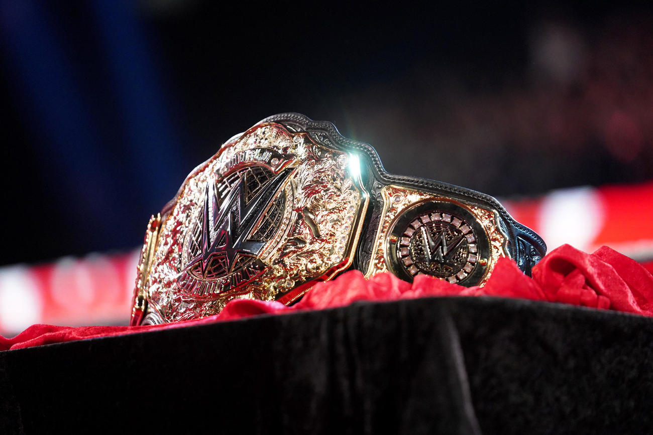 金色に輝くWWEの新たな世界ヘビー級王座ベルト（C）2023 WWE, Inc. All Rights Reserved.