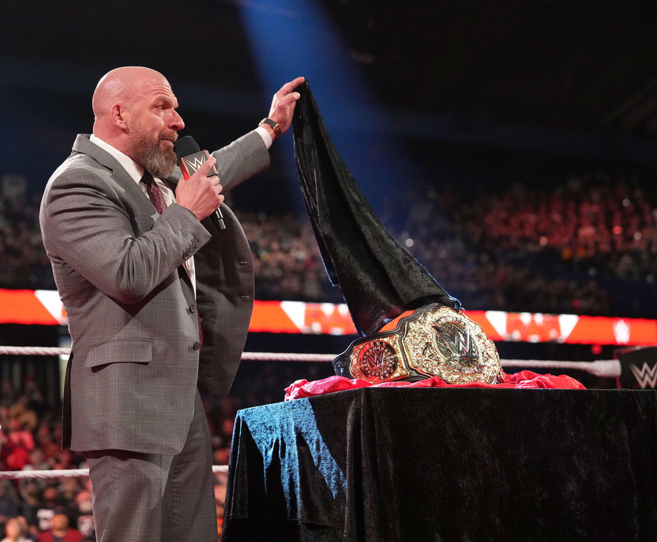 WWEの新しい世界ヘビー級王座ベルトを紹介するトリプルH（C）2023 WWE, Inc. All Rights Reserved.