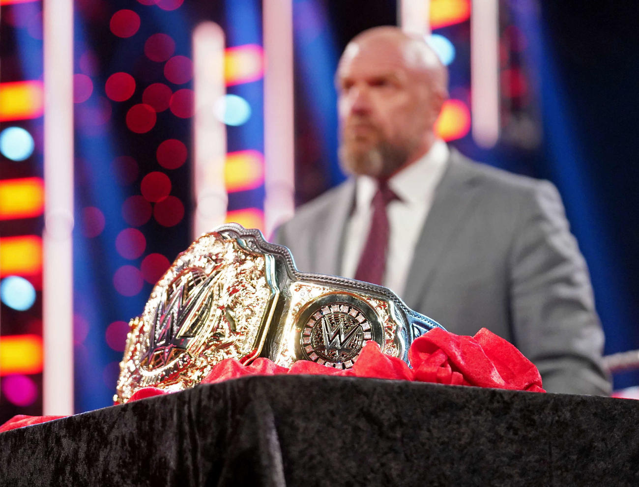 トリプルH（奥）によって紹介された新しい世界ヘビー級王座ベルト（C）2023 WWE, Inc. All Rights Reserved.