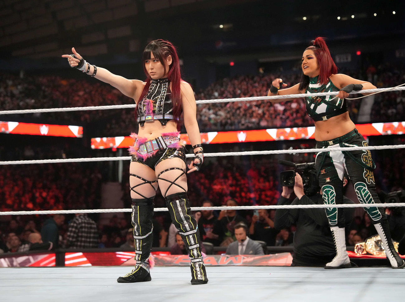 ベイリー（右）らと6人タッグ戦に出場したイヨ・スカイ（C）2023 WWE, Inc. All Rights Reserved.