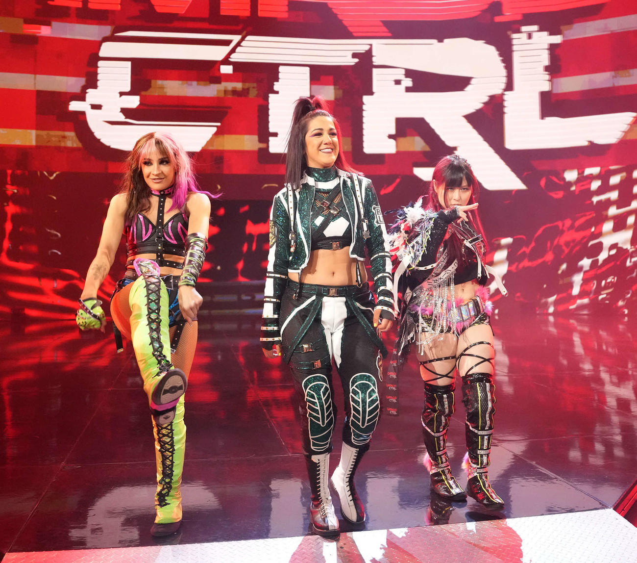 ユニット「ダメージCTRL」で入場するイヨ・スカイ（右端）、ベイリー（中央）、ダコタ・カイ（C）2023 WWE, Inc. All Rights Reserved.