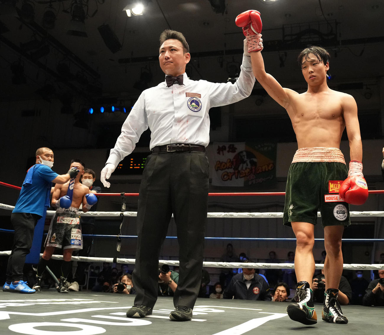 北野対沢田　沢田に勝利した北野（右）（撮影・鈴木みどり）