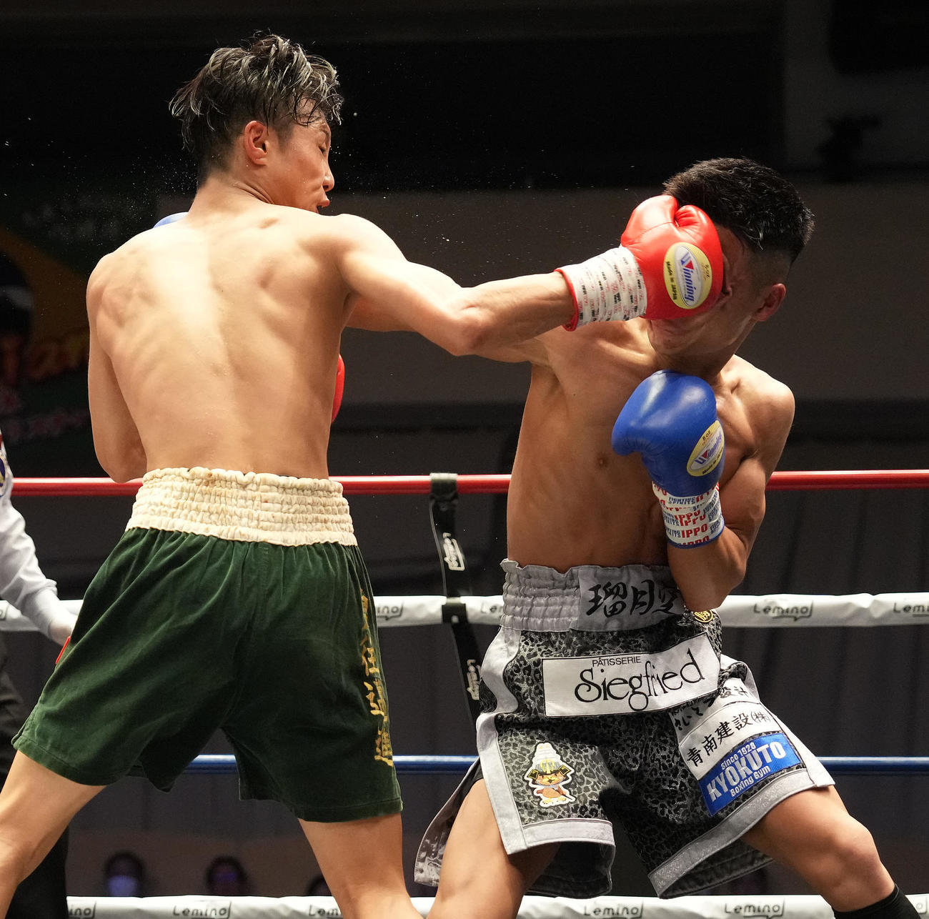 北野対沢田　3回、沢田（右）の顔面にパンチを見舞う北野（撮影・鈴木みどり）