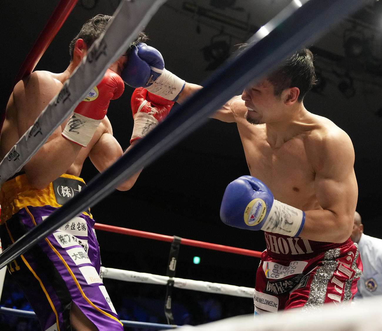 重田対坂井　2回、重田（左）を攻める坂井（撮影・鈴木みどり）
