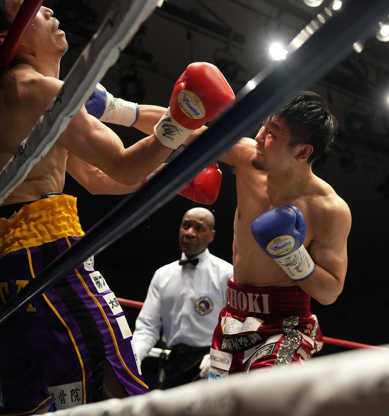 重田対坂井　2回、重田（左）を攻める坂井（撮影・鈴木みどり）