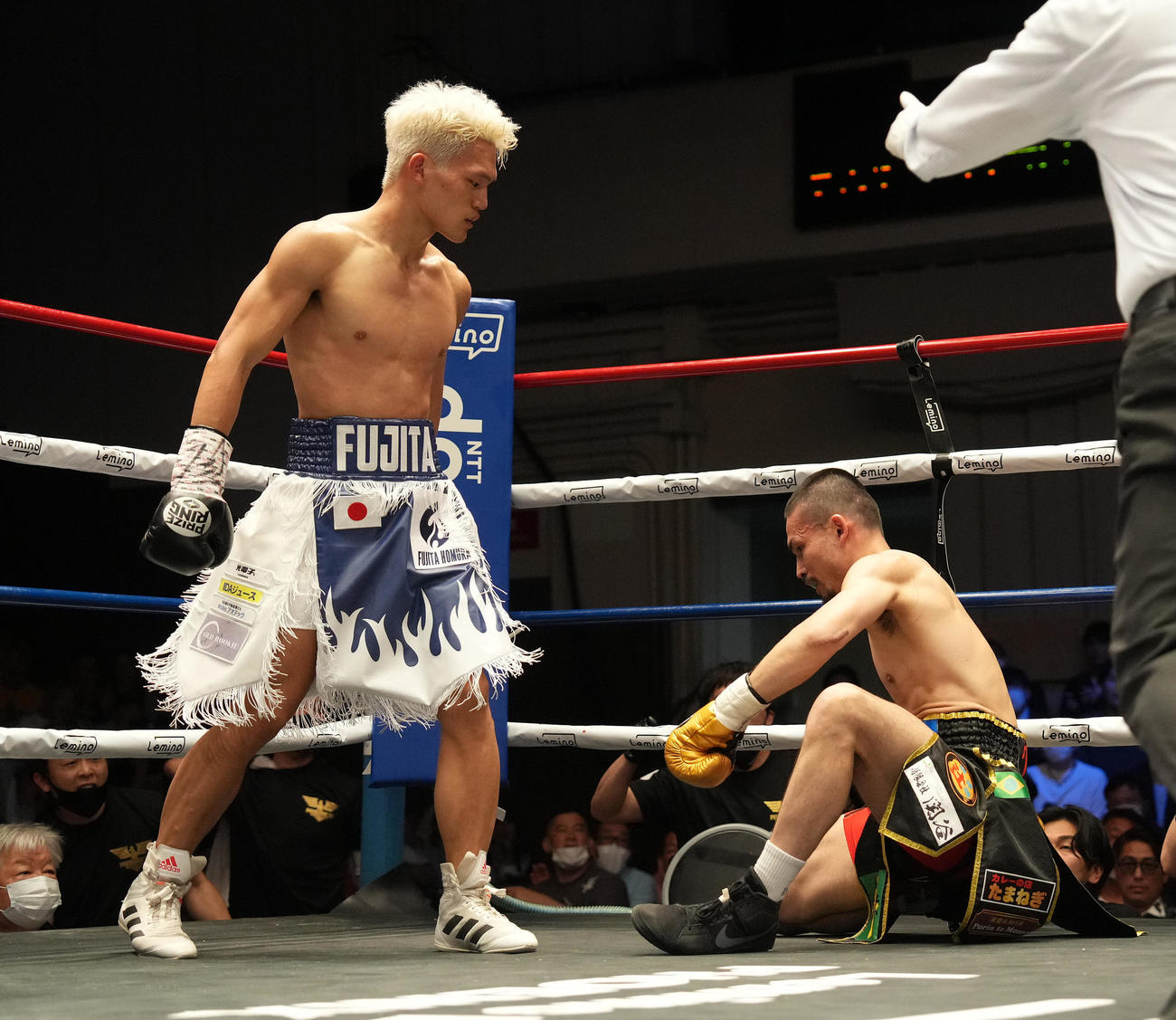 アオキ対藤田　2回、アオキ（右）からダウンを奪いTKO勝ちする藤田（撮影・鈴木みどり）