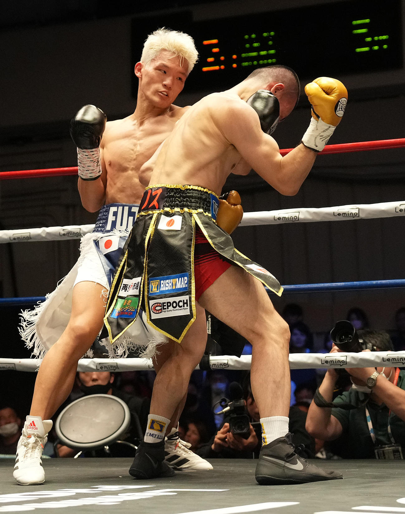 アオキ対藤田　2回、アオキ（右）を攻める藤田（撮影・鈴木みどり）