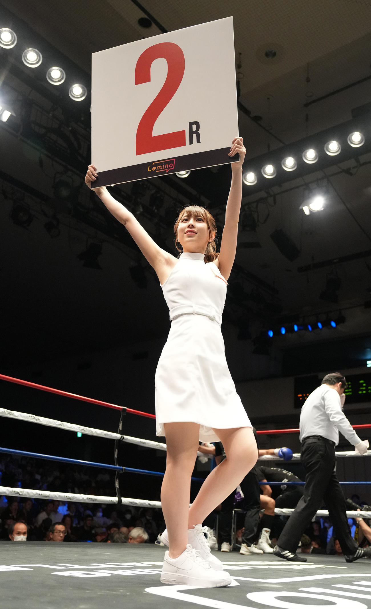 試合を彩るラウンドガール（撮影・鈴木みどり）