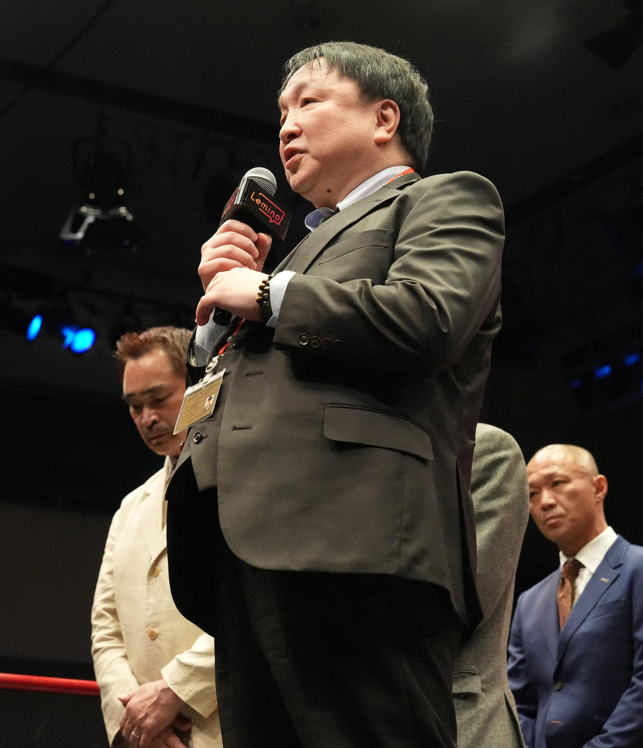 米倉健司さんへの追悼の10カウントゴングの前にあいさつする大橋会長（撮影・鈴木みどり）
