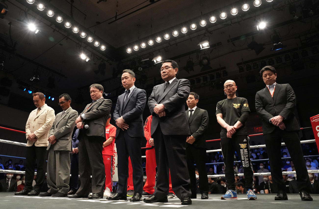 米倉健司さんに追悼の10カウントゴングが鳴らされた。前列中央は大橋会長（撮影・鈴木みどり）