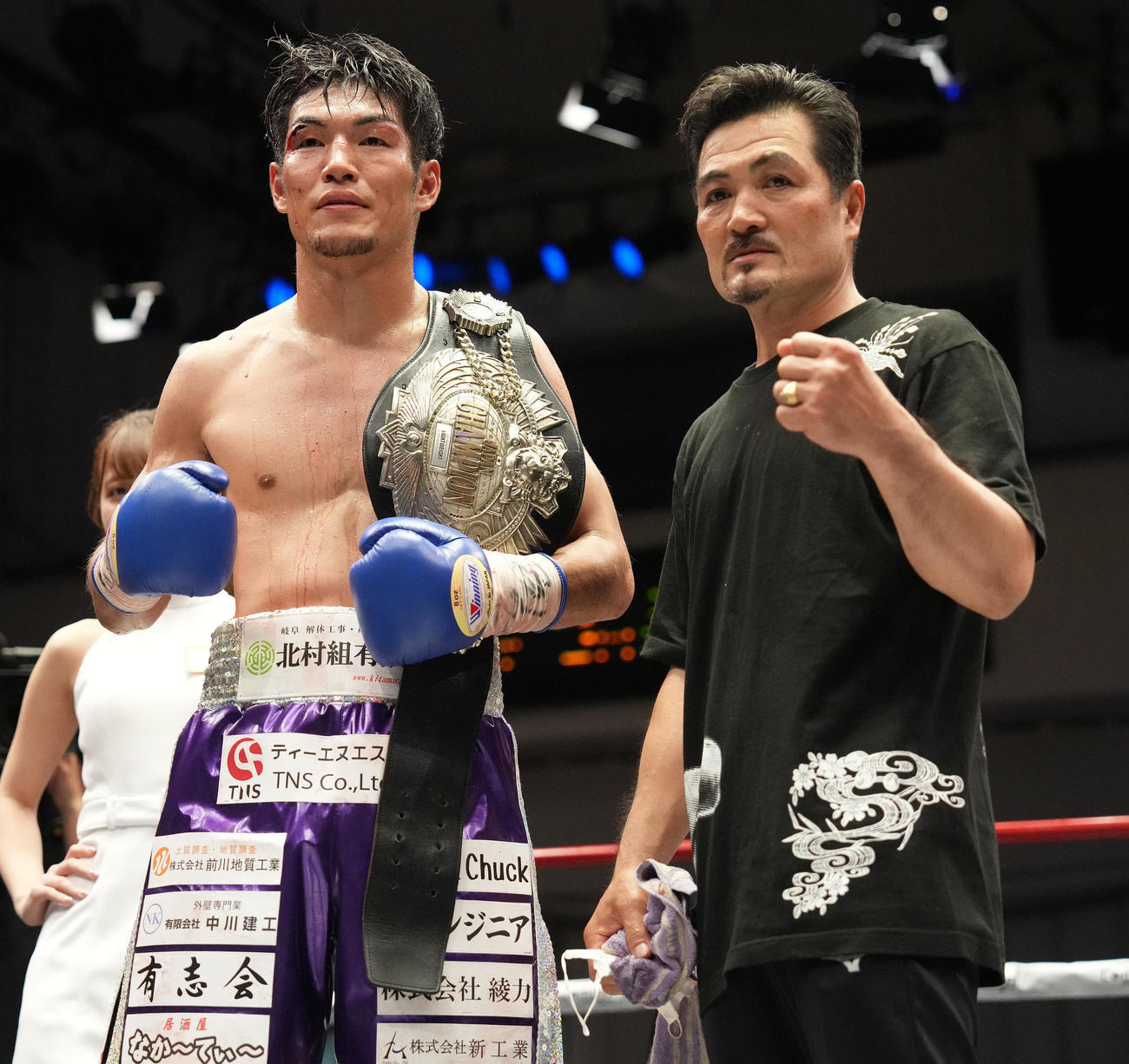 宇津木対仲里　宇津木に3回KO勝ちし、父繁会長（右）と記念撮影する仲里（撮影・鈴木みどり）