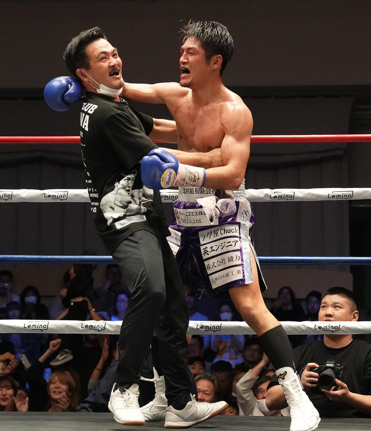 宇津木対仲里　宇津木に3回KO勝ちし、父繁会長（左）と抱き合う仲里（撮影・鈴木みどり）