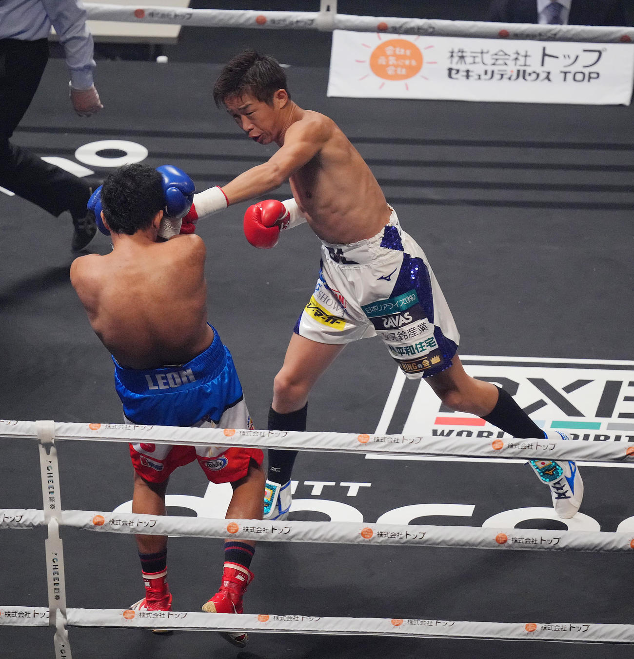 「WBA・WBC・IBF・WBO世界バンタム級王座統一戦」58キロ契約8回戦　ランディ・クリス・レオンと対戦する清水聡（右＝2022年12月13日撮影）