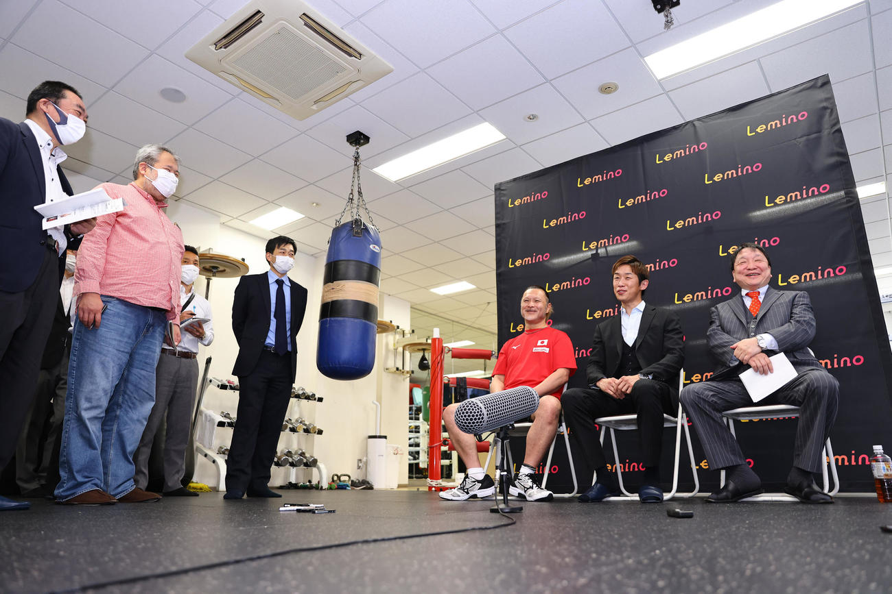 世界戦挑戦を発表し会見に臨む清水（中央）と松本トレーナー（左）と大橋会長（撮影・垰建太）