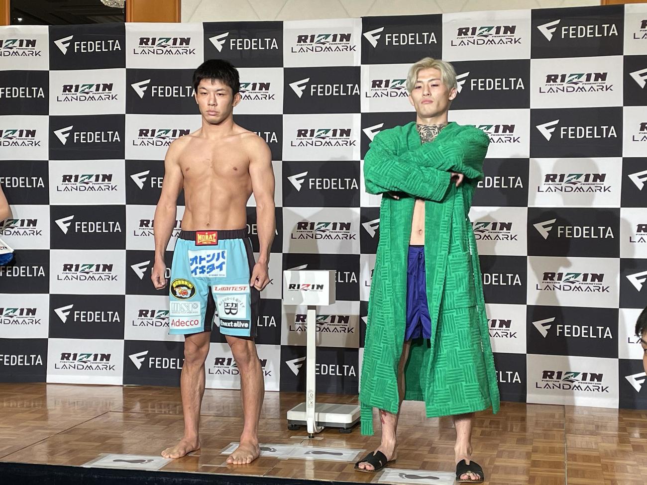 「RIZIN LANDMARK 5 IN YOYOGI」の公開計量に臨んだ、斉藤裕（左）と平本連
