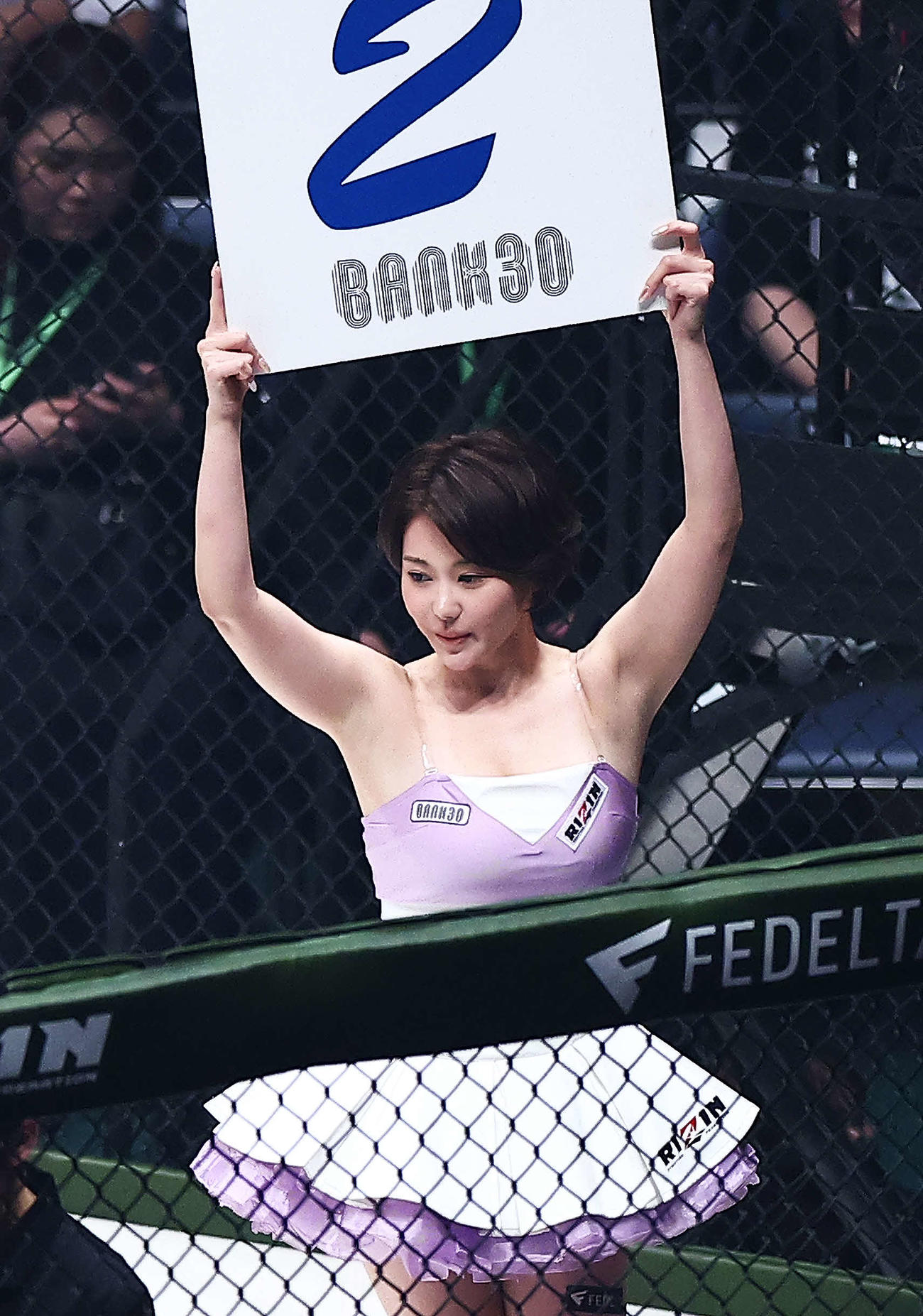 リングを回るRIZINガールの山本ゆう（撮影・河田真司）
