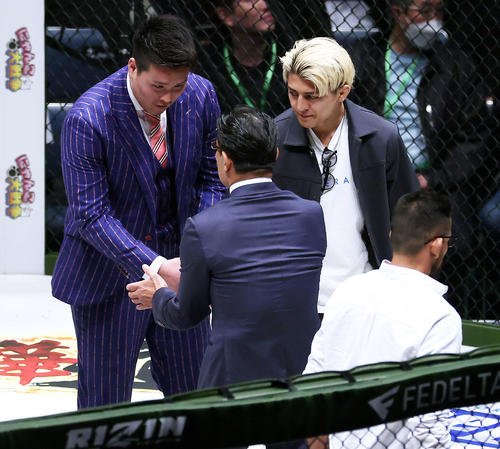 榊原信行CEO（中央）と握手を交わす上田幹雄（左）と鈴木千裕（撮影・河田真司）