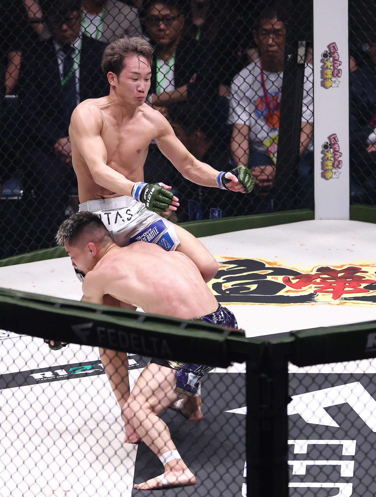 3回、牛久絢太郎（手前）に足をつかまれる朝倉未来（撮影・河田真司）