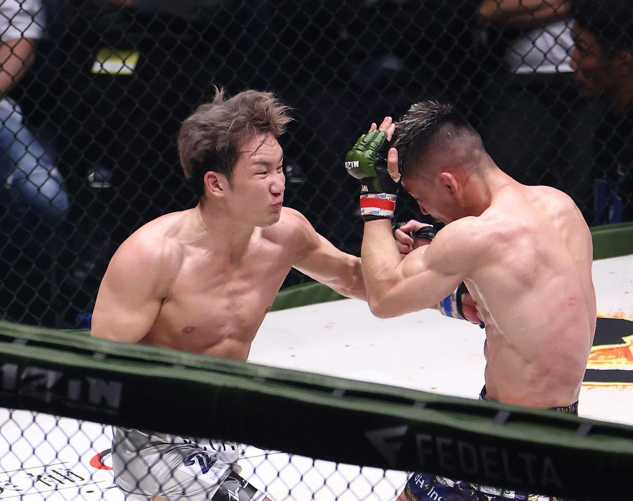 3回、牛久絢太郎（右）を攻める朝倉未来（撮影・河田真司）