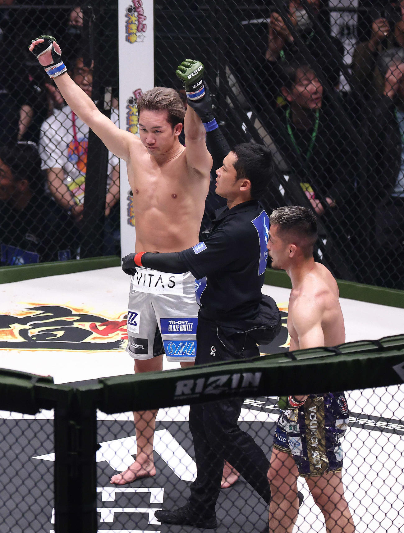 牛久絢太郎（手前）に判定勝利する朝倉未来（撮影・河田真司）