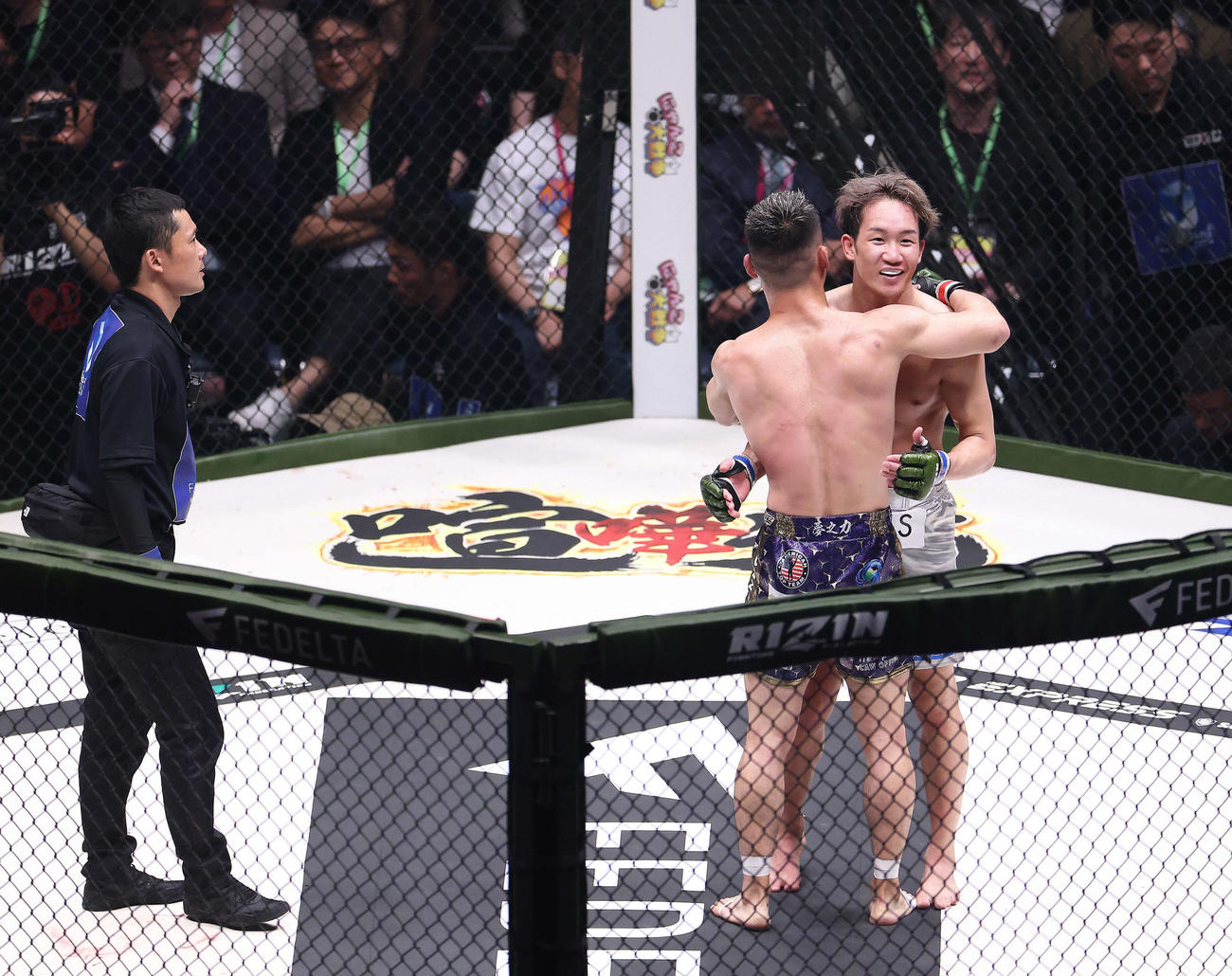 試合を終え、たたえ合う牛久絢太郎（手前）と朝倉未来（撮影・河田真司）